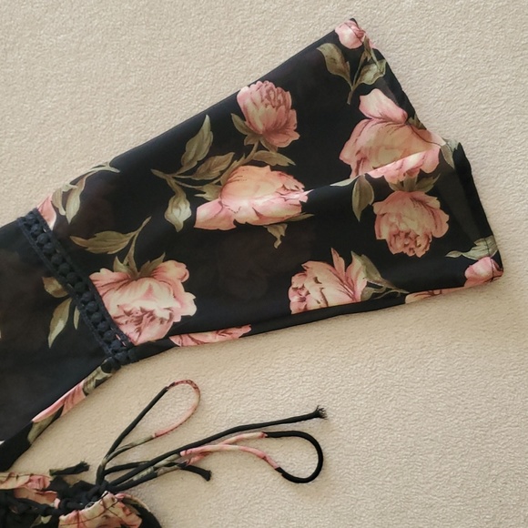 💥 3/$30 NWOT Rue21 Peasant Cropped Floral Blouse - Picture 2 of 8
